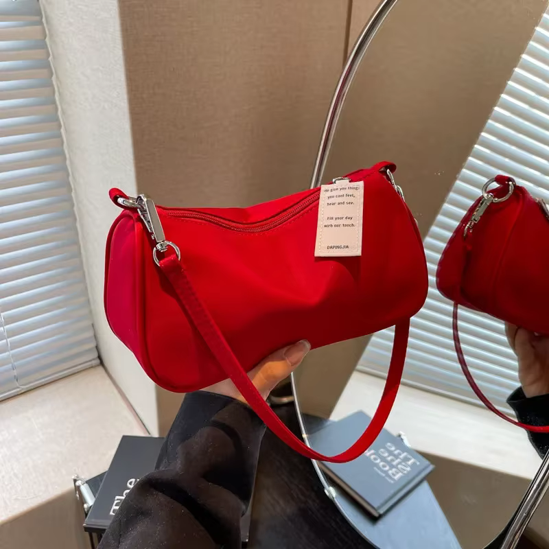 Sac à bandoulière rouge pour femmes, nouveau sac à main haut de gamme Sensation sous les bras Simple assorti pour les déplacements, sacs de styliste, 2026