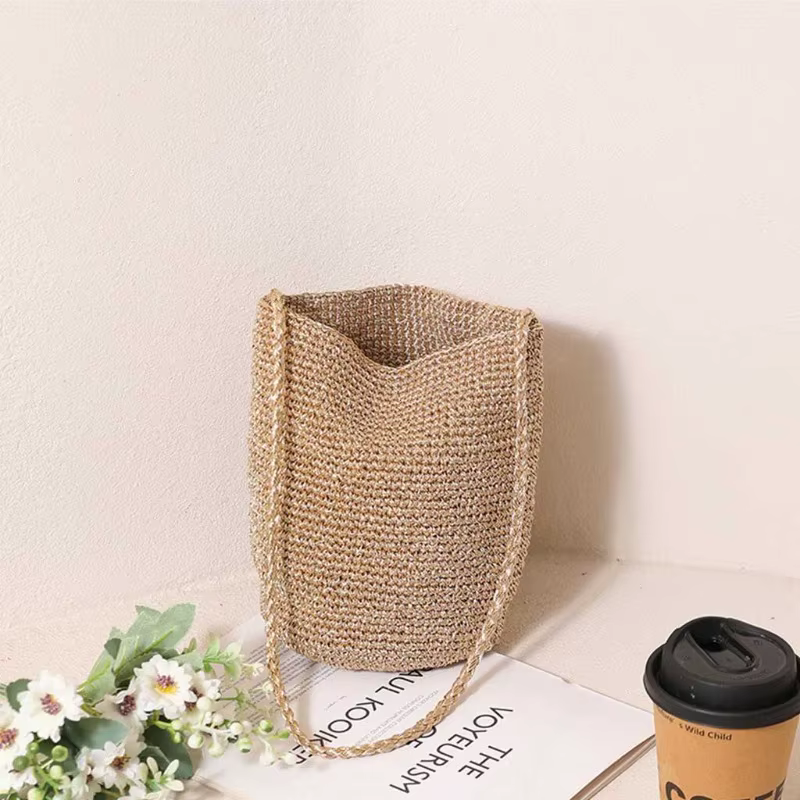Sac seau décontracté grande capacité tressé à la main, couleur unie, design en paille avec liseré métallique, sac à bandoulière bohème fait main pour la plage
