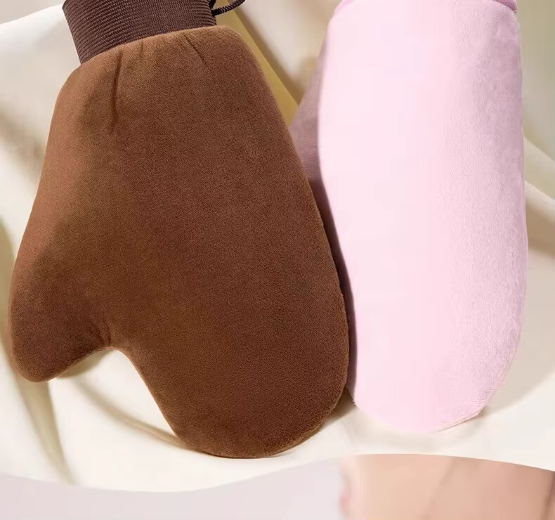 Gant auto-bronzant pour le nettoyage du corps