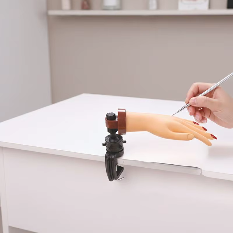 Main de mannequin pour la pratique des ongles avec support de bureau réglable