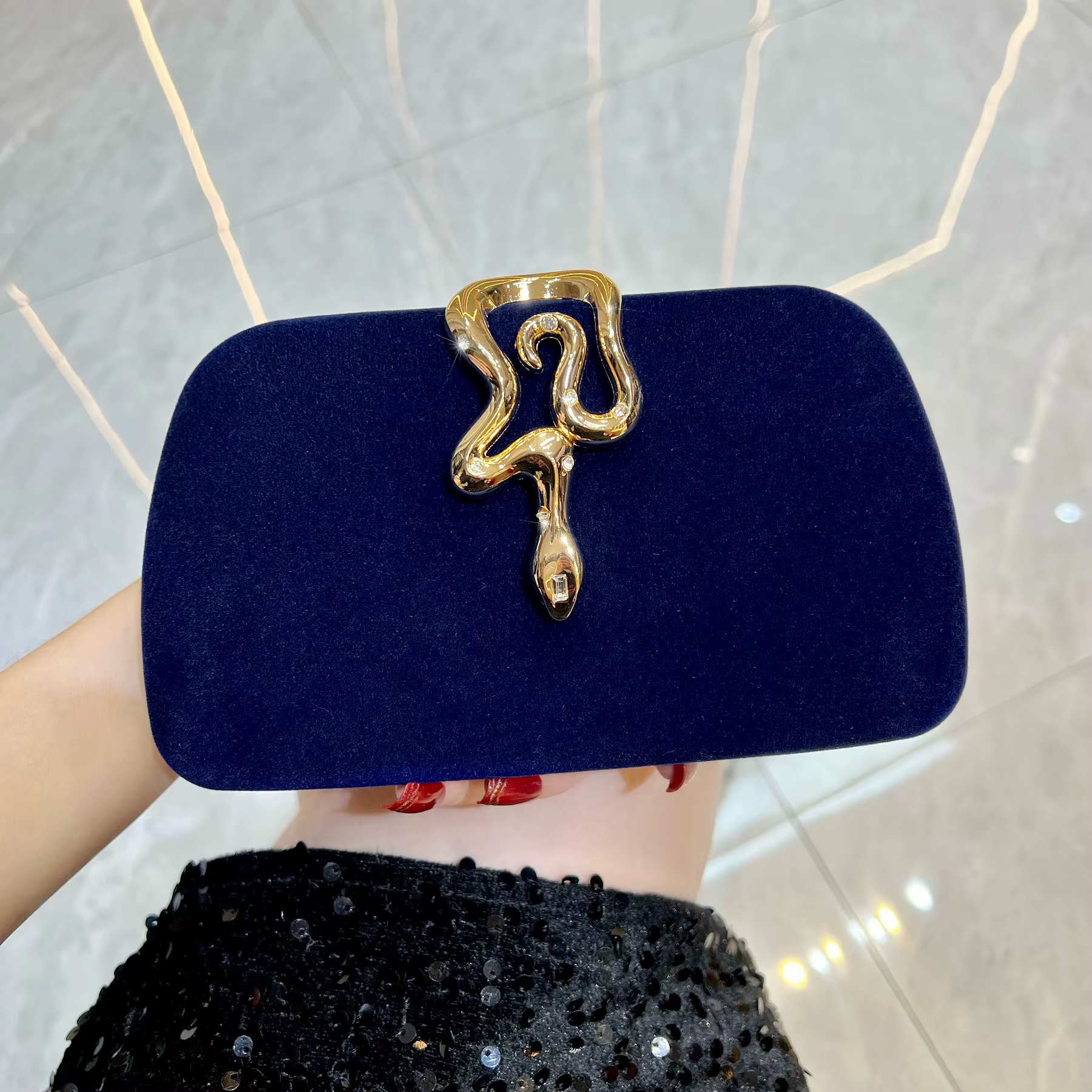 Nouvelle pochette en velours pour femmes, élégante sacoche bandoulière avec boucle en forme de serpent et décoration en strass, sac à main de soirée de luxe
