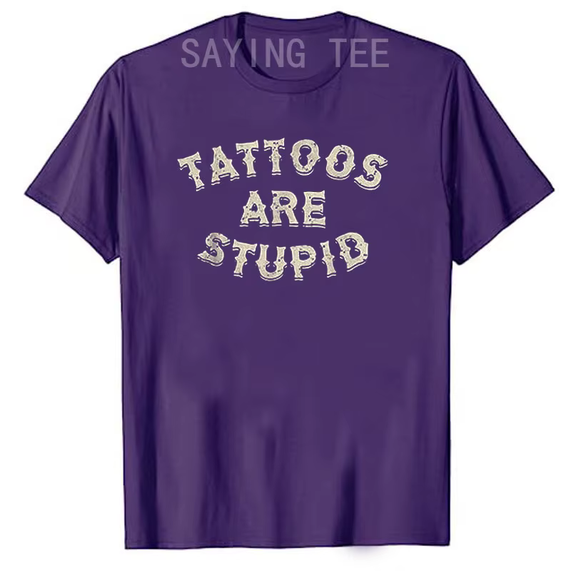 Les tatouages sont stupides T-shirt humoristique, énonciations imprimées de lettres drôles, citation Industries casme, tee-shirt graphique, nouveauté, tatoueur artistique en déclin