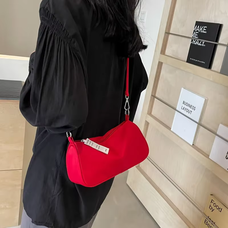 Sac à bandoulière rouge pour femmes, nouveau sac à main haut de gamme Sensation sous les bras Simple assorti pour les déplacements, sacs de styliste, 2026