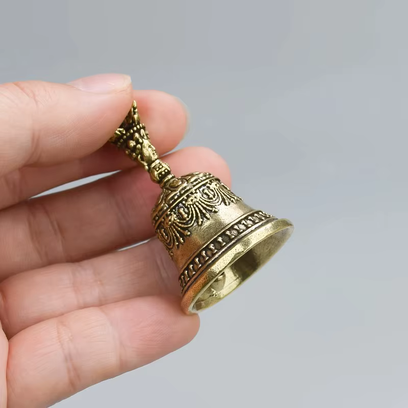 Cloche à main en laiton gravée, style rétro, pour cérémonie, mariage, décoration de fêtes, instrument de relaxation et de guérison