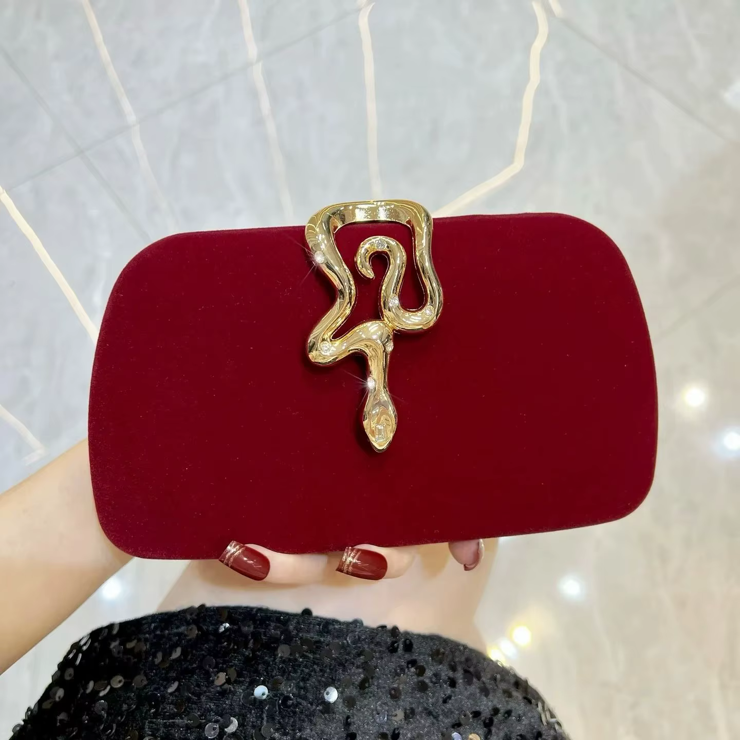 Nouvelle pochette en velours pour femmes, élégante sacoche bandoulière avec boucle en forme de serpent et décoration en strass, sac à main de soirée de luxe