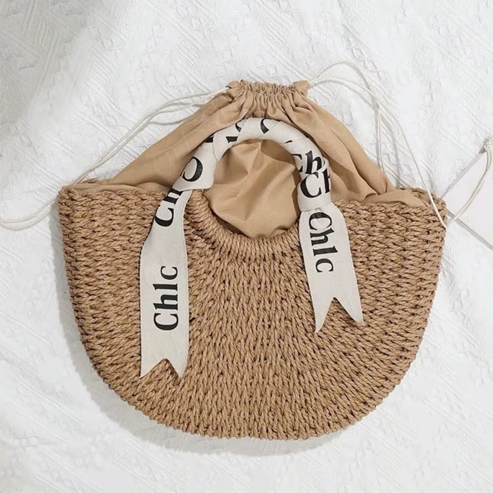 Sac fourre-tout demi-lune en rotin tressé pour femme, sac de plage en paille tissé à la main avec ruban à lettres, sac à bandoulière bohème avec doublure intérieure