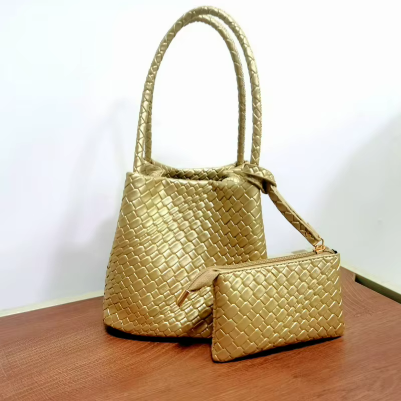 Sac à main tissé artisanal tendance, nouveau modèle, petit sac carré polyvalent pour femme, idéal pour le quotidien et les trajets, à porter à l'épaule ou sous le bras