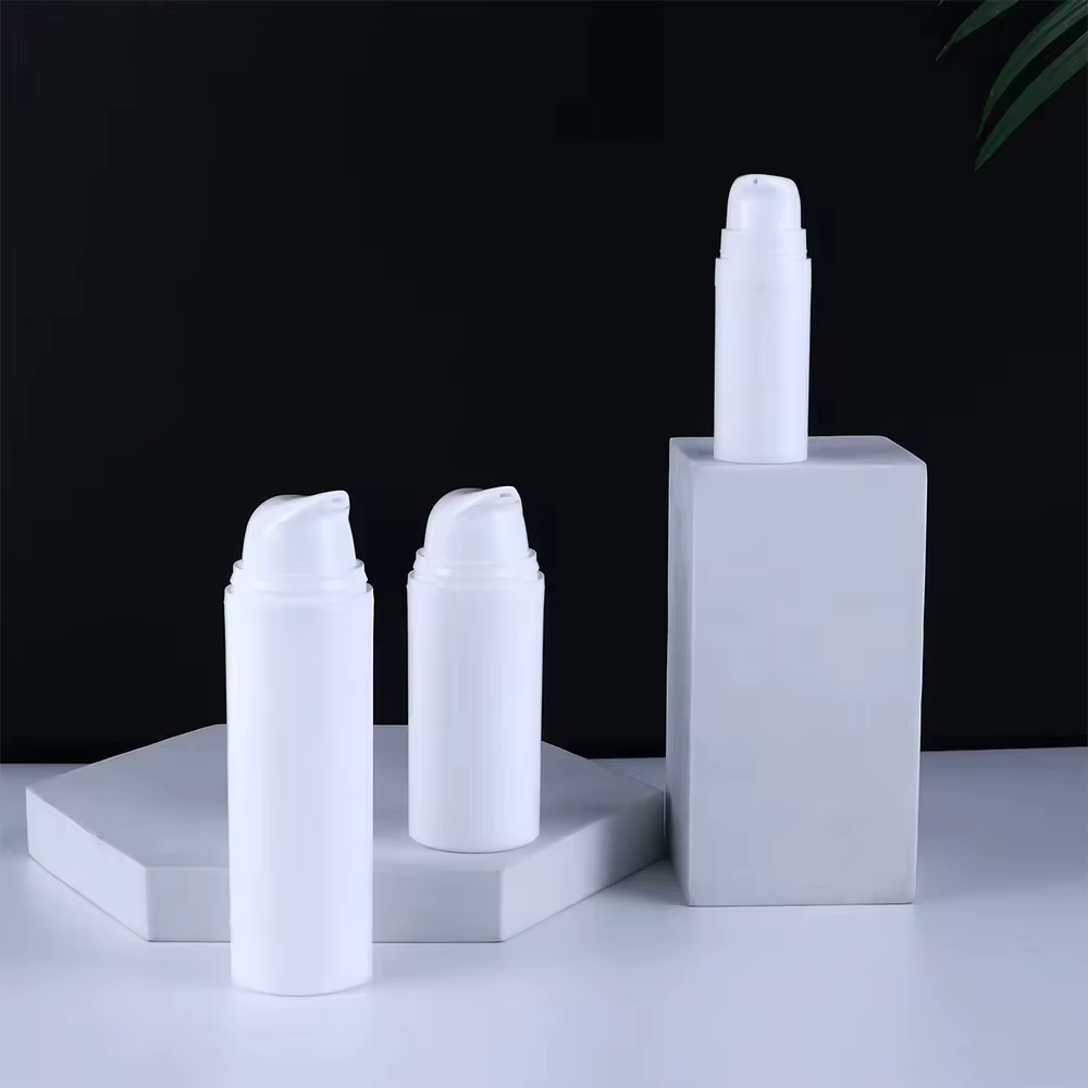Bouteille à pompe à vide en plastique blanc