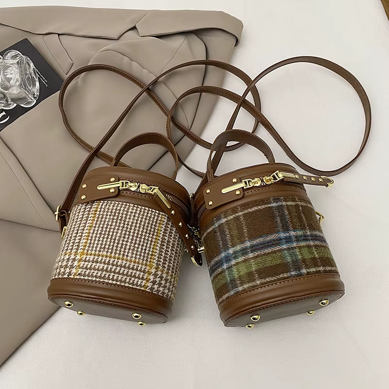 Sac à main de luxe en laine d'agneau pour femmes, petit fourre-tout d'hiver en peluche douce et moelleuse, Mini seau polyvalent de styliste, nouvelle collection 2025