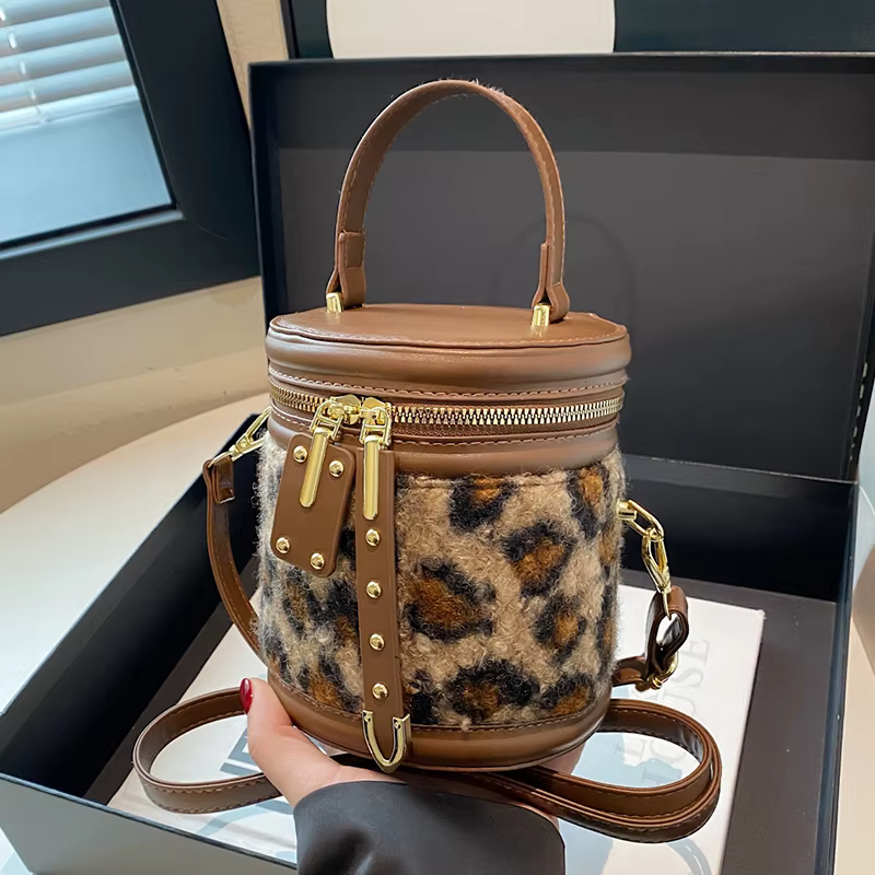 Sac à main de luxe en laine d'agneau pour femmes, petit fourre-tout d'hiver en peluche douce et moelleuse, Mini seau polyvalent de styliste, nouvelle collection 2025