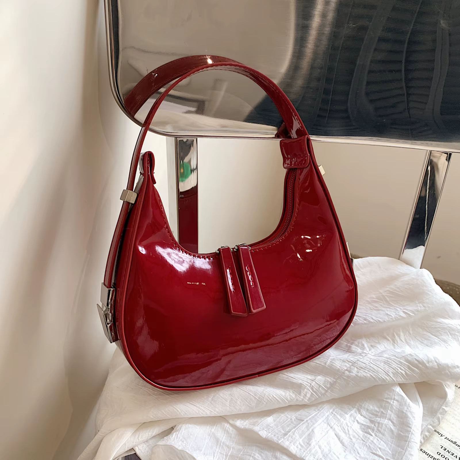Sac à main demi-lune vintage en cuir PU pour femmes et filles, petit sac initié, sac à main hobo, sacs à main sous les ati elles pour dames, fourre-tout de luxe rétro rouge