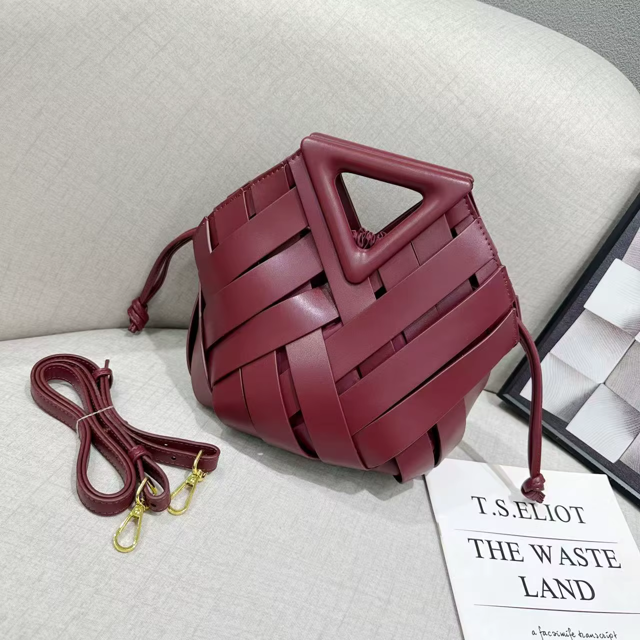Sac à main artisanal ajouré pour femme, sac seau triangulaire tissé à la main, élégant et polyvalent pour un usage quotidien