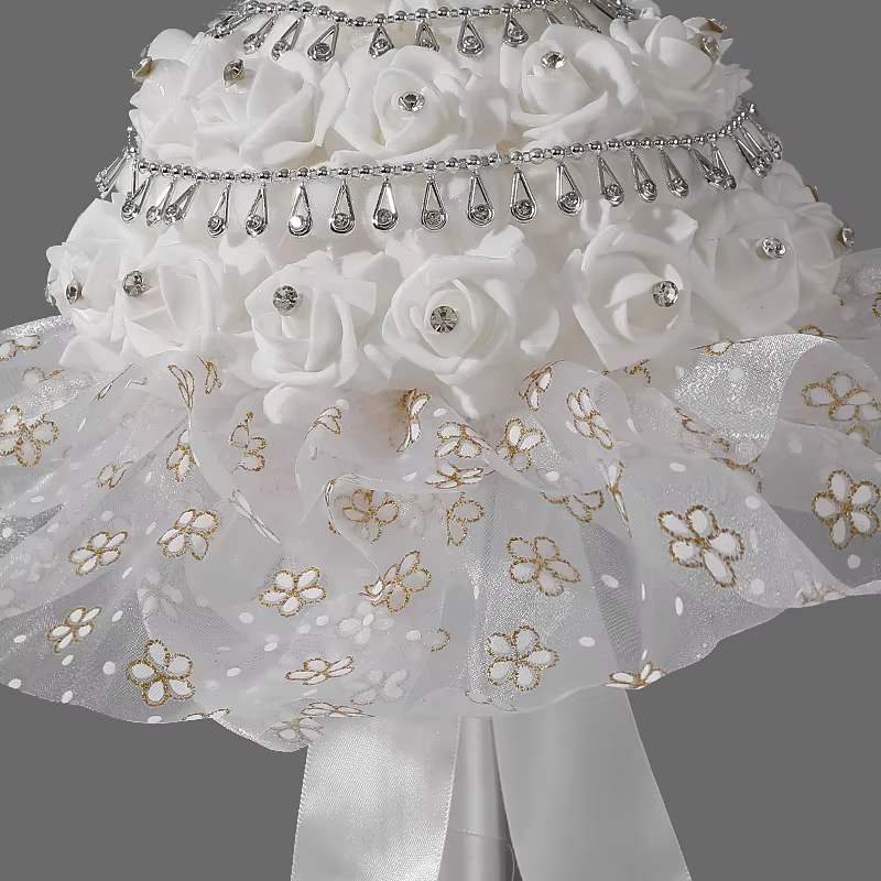 Une composition florale délicate et luxueuse à tenir à la main pour la cérémonie de mariage d'une mariée