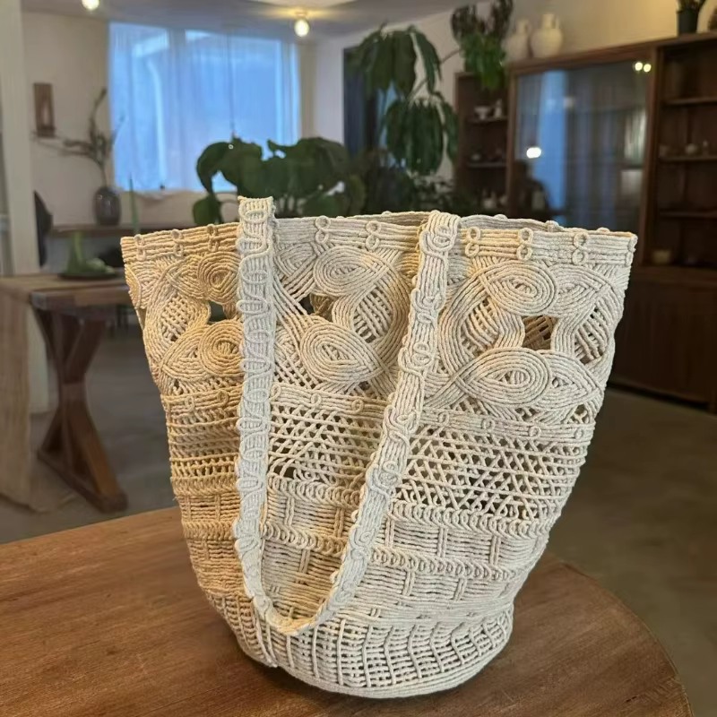 Sac de plage tissé à la main, élégamment conçu. Sac à main et portefeuille de luxe pour femmes. Sac bandoulière décontracté pour les vacances.