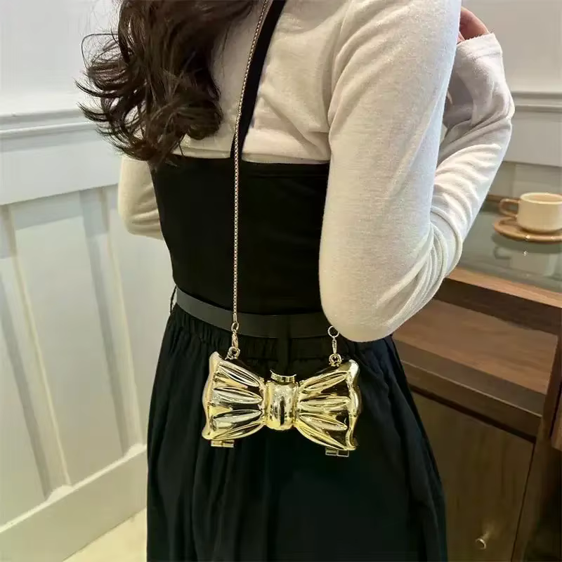 Sac à main mini de luxe en métal avec fermoir nœud, design nœud en acrylique ludique et chaîne scintillante de style européen, sac bandoulière