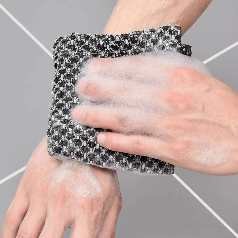 Serviette à friction pour prendre une douche