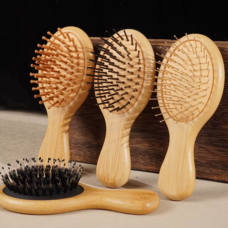 Brosse à cheveux en bambou avec coussin d'air et picots massants