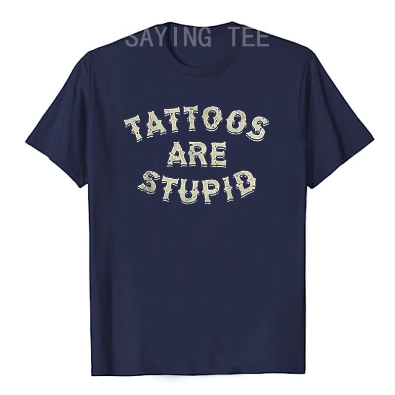 Les tatouages sont stupides T-shirt humoristique, énonciations imprimées de lettres drôles, citation Industries casme, tee-shirt graphique, nouveauté, tatoueur artistique en déclin