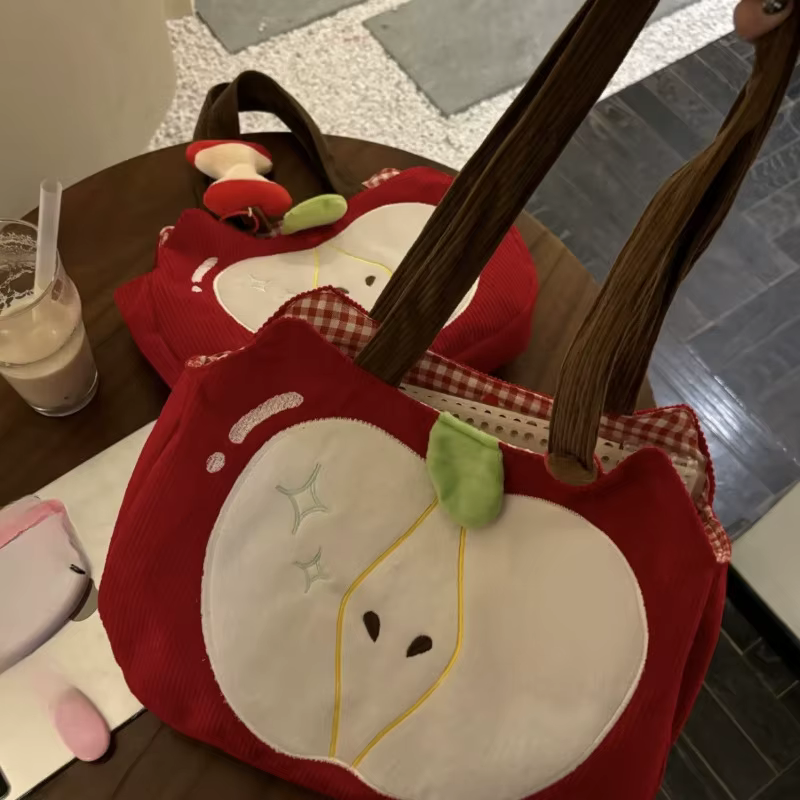 Sac à main pomme rouge créatif et mignon en velours côtelé, sac à bandoulière élégant en toile pour les sorties avec pendentif pomme, sac à bandoulière décontracté et polyvalent