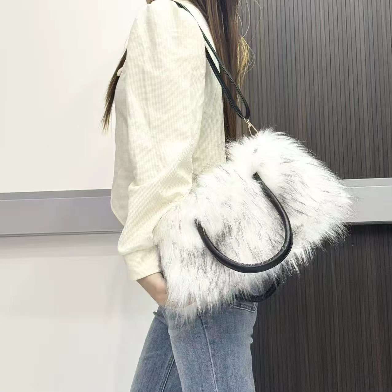 Sac à main de luxe en fausse fourrure pour femmes, nouveau Design, sac d'hiver doux et chaud pour filles, fourre-tout moelleux de grande capacité, bourse en fourrure de haute qualité, 2026