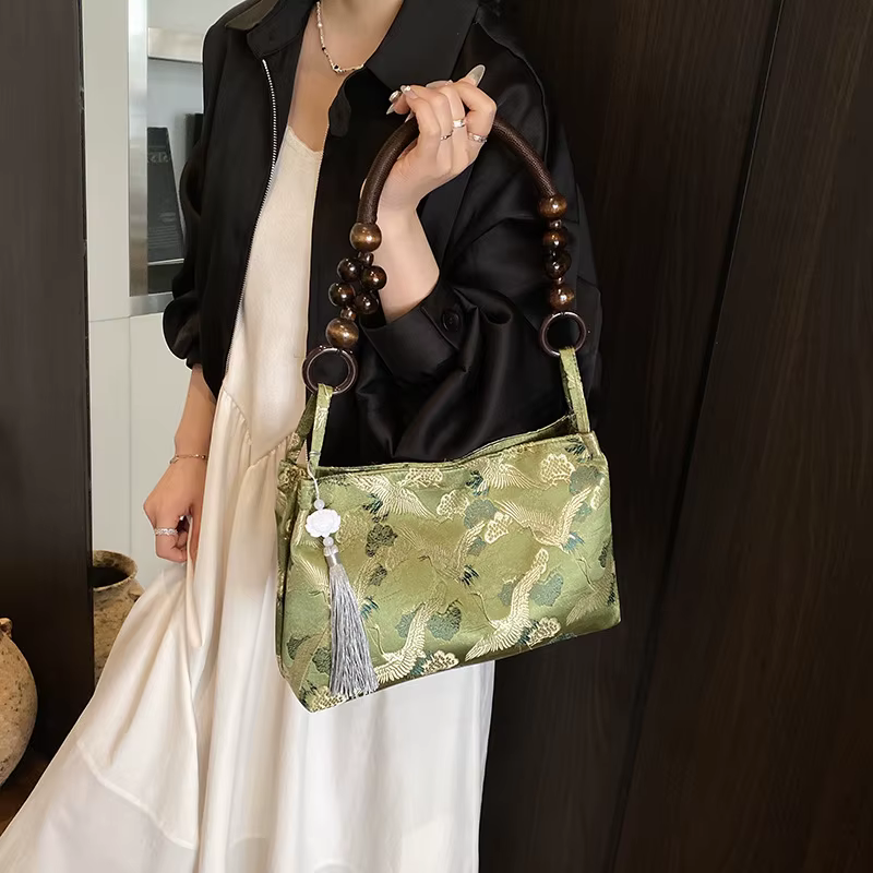 Sacs à bandoulière pour femmes, nouvelle collection printemps 2026, style ethnique brodé, avec pompons et fermoir, détails de couture, meilleures ventes