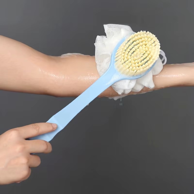 Brosse de douche double face à poils doux et manche long pour le frottement du dos