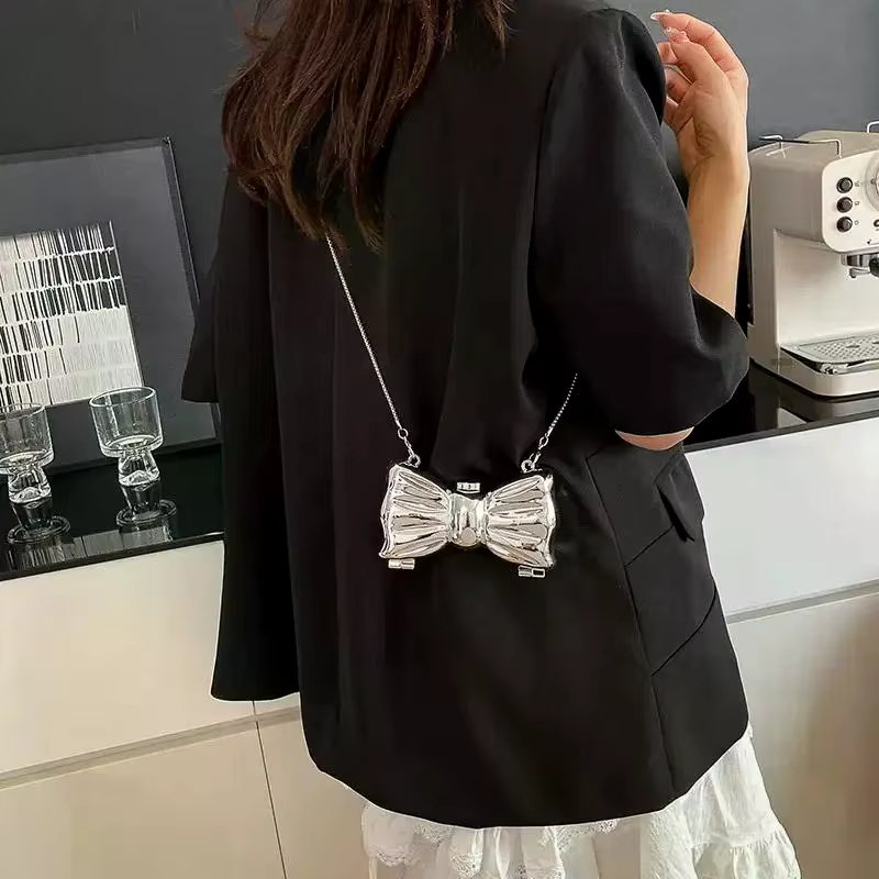 Sac à main mini de luxe en métal avec fermoir nœud, design nœud en acrylique ludique et chaîne scintillante de style européen, sac bandoulière