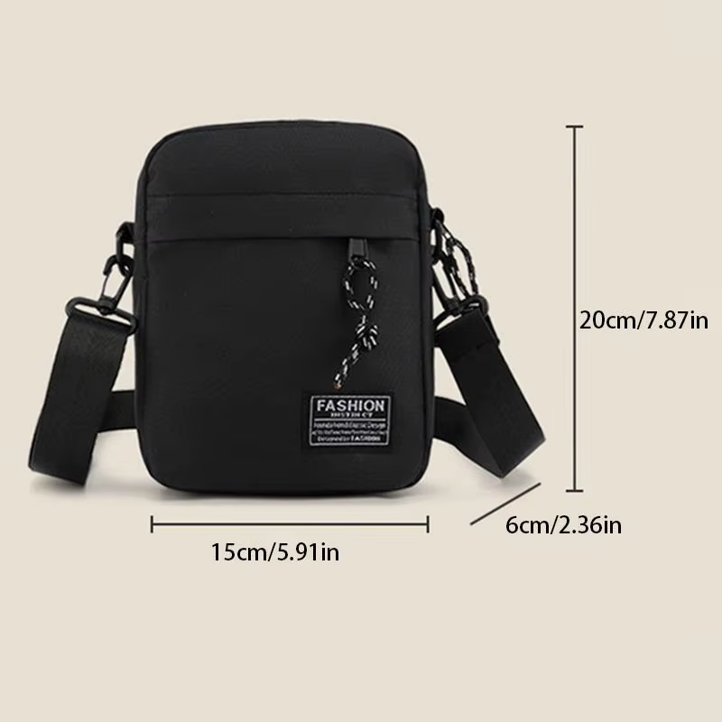 Sac pour homme, disponible en version à porter à l'épaule ou en bandoulière, adapté à un usage quotidien pendant l'école. Fabriqué en nylon