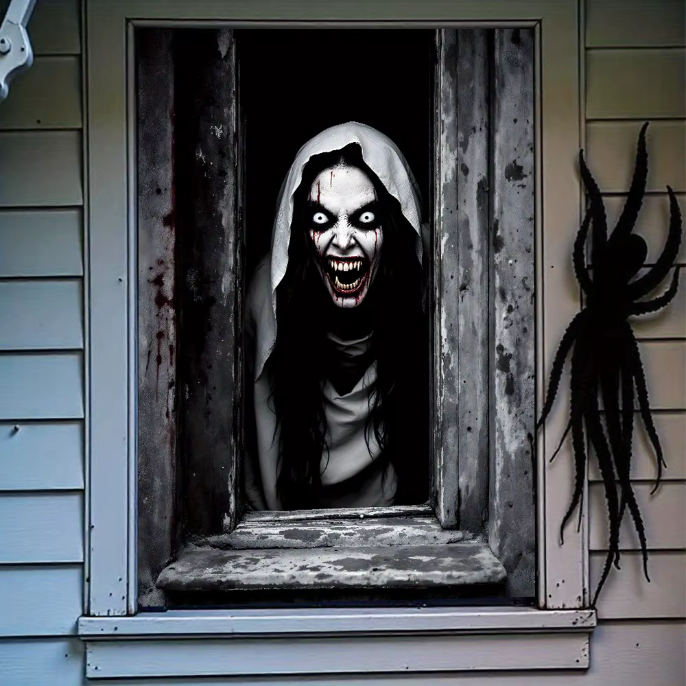 Une seule rideau de Halloween - avec un design terrifiant d'un visage féminin fantomatique, sur le thème de l'horreur et à thème saisonnier.