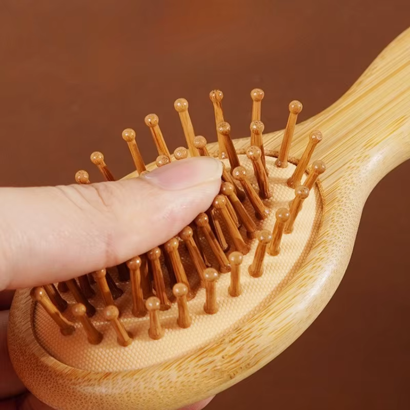 Brosse à cheveux en bambou avec coussin d'air et picots massants