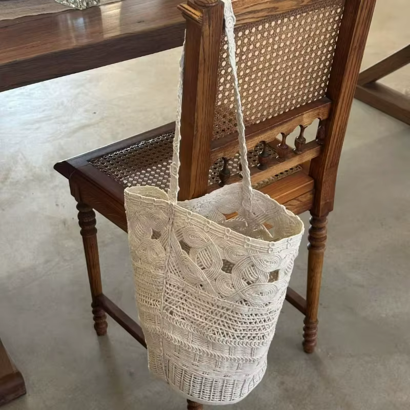 Sac de plage tissé à la main, élégamment conçu. Sac à main et portefeuille de luxe pour femmes. Sac bandoulière décontracté pour les vacances.