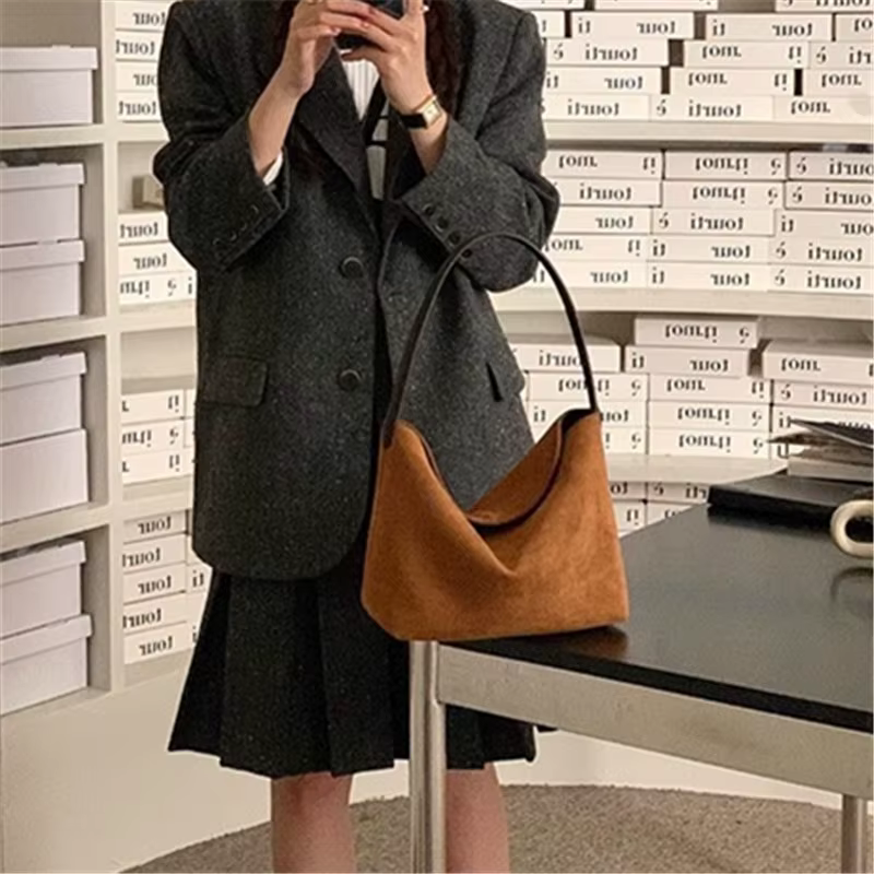 Sac Rétro en Velours pour Femme, Sac à Main Élégant, Sac Polyvalent à Porter à l'Épaule ou sous le Bras avec Boucle Magnétique, Sac Fourre-tout Mat Tendance