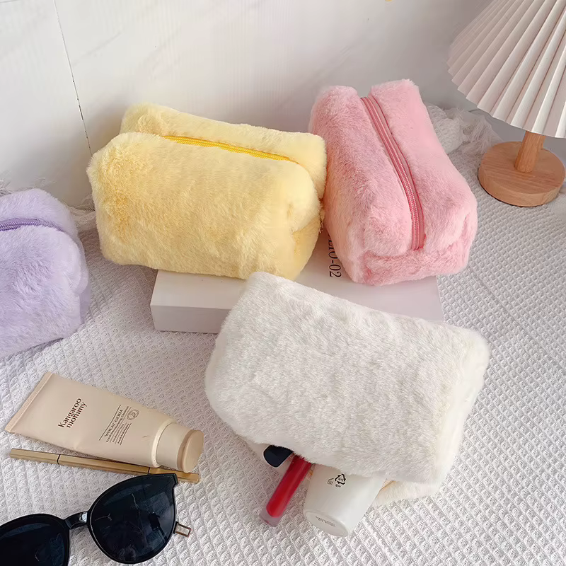 Sacs de maquillage en fourrure pour femmes, sac à cosmétiques de voyage souple, étui de rangement pour jeunes filles, trousse de maquillage nécessaire, sacs à main solides 1 pièce
