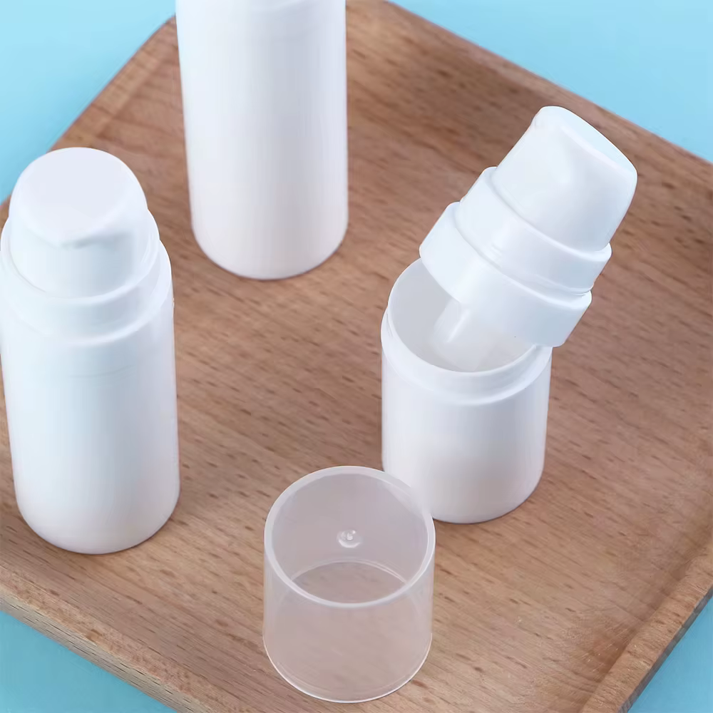 Bouteille à pompe à vide en plastique blanc