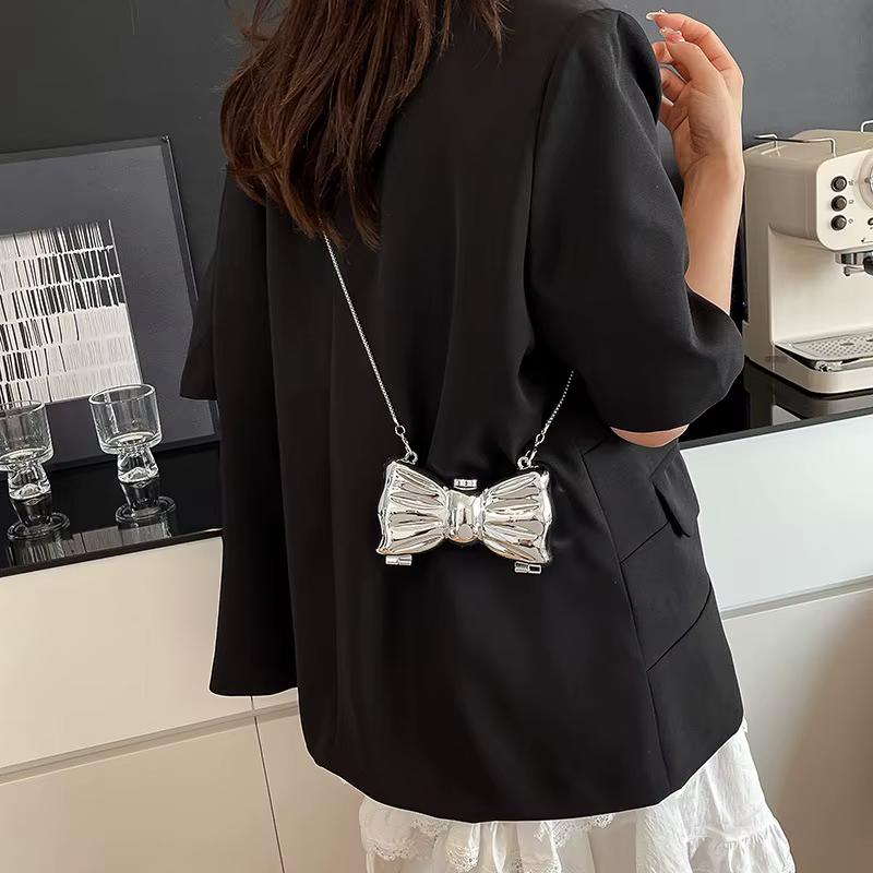 Mini sac à main en métal de mode de luxe avec fermoir à nœud Design de nœud acrylique ludique avec sac à bandoulière à chaîne scintillante de Style européen