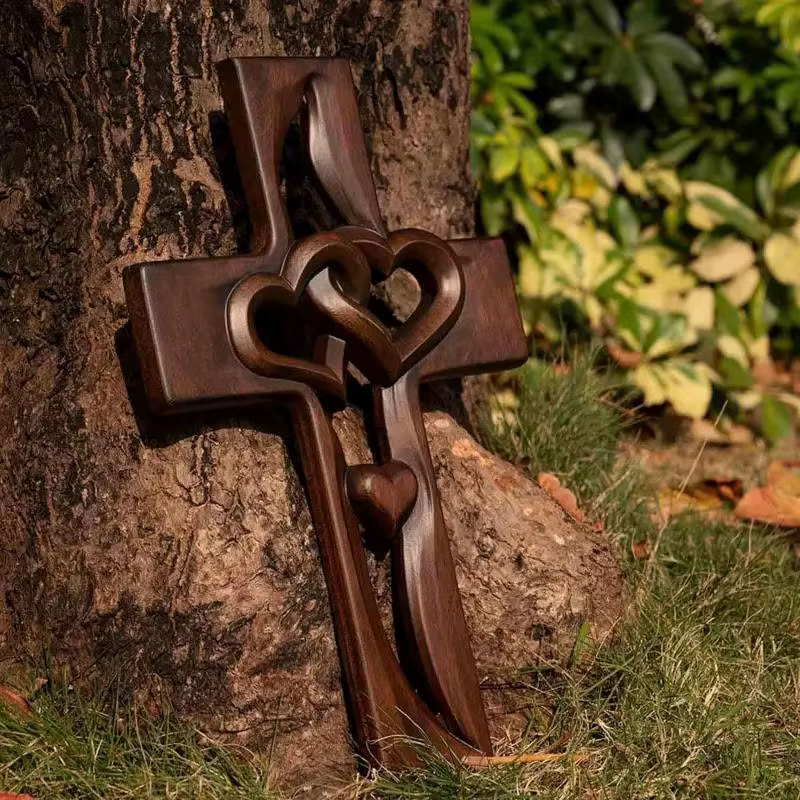Décoration murale en bois rustique avec croix de cœurs entrelacés sculptée à la main, sculpture murale religieuse en bois à double cœurs entrelacés