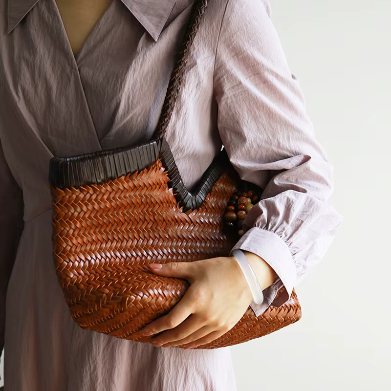 Sacs fourre-tout en cuir véritable tissés à la main pour femmes sacs à main et sacs à main de luxe de créateur 2026 nouveau en peau de vache poignée supérieure tressée croisée avec poche intérieure sa