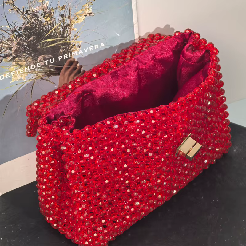 Un superbe sac à main en perles rouges avec un fermoir métallique chic qui évacue l'élégance et des sacs à main de luxe de déclaration avant-gardiste vintage