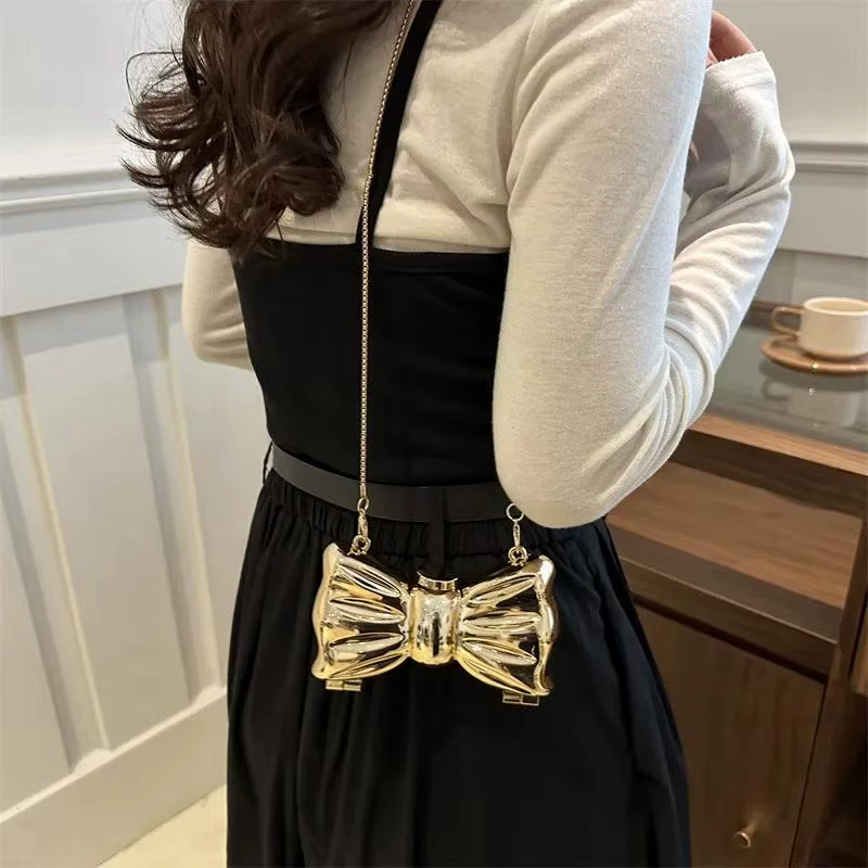 Sac à main mini de luxe en métal avec fermoir nœud, design nœud en acrylique ludique et chaîne scintillante de style européen, sac bandoulière