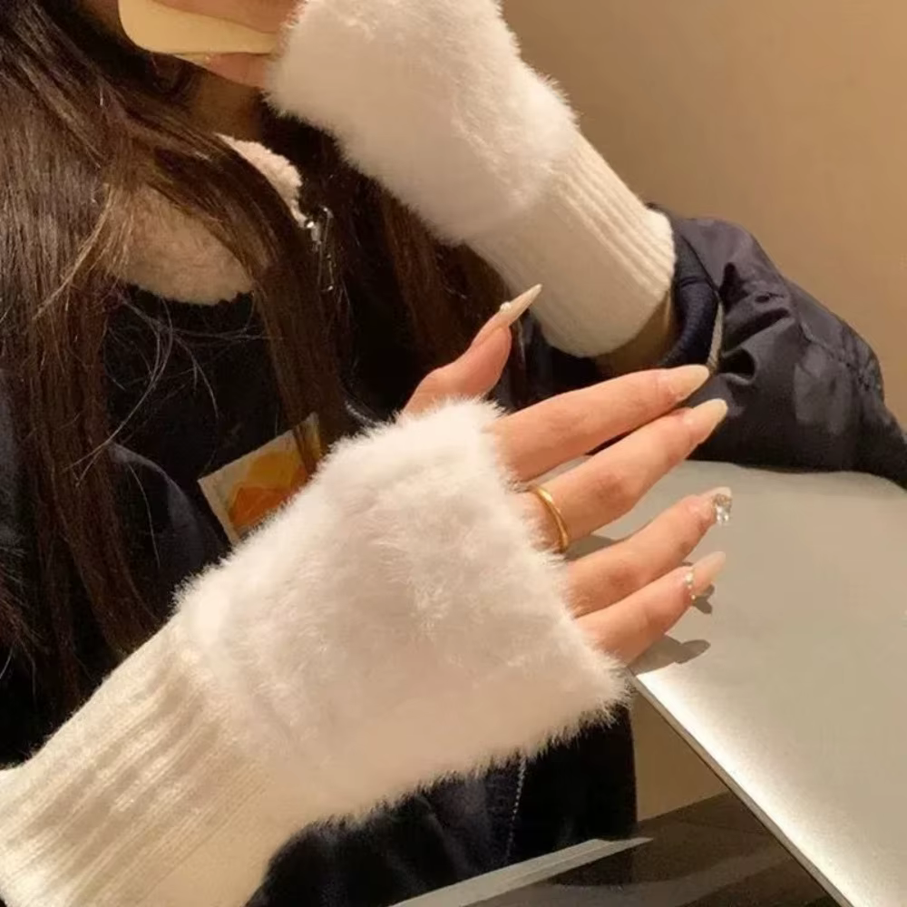 Les gants de protection demi-doigts pour femme, adaptés aux filles, sont de style nouveau. Ils sont doux et confortables.