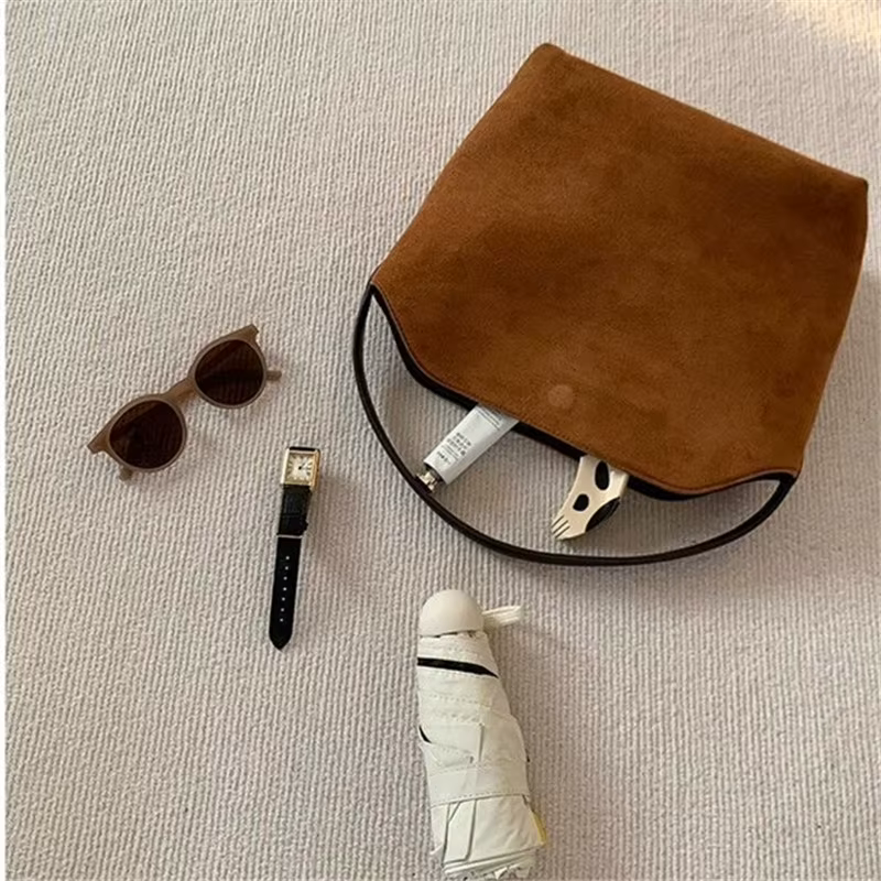 Sac Rétro en Velours pour Femme, Sac à Main Élégant, Sac Polyvalent à Porter à l'Épaule ou sous le Bras avec Boucle Magnétique, Sac Fourre-tout Mat Tendance