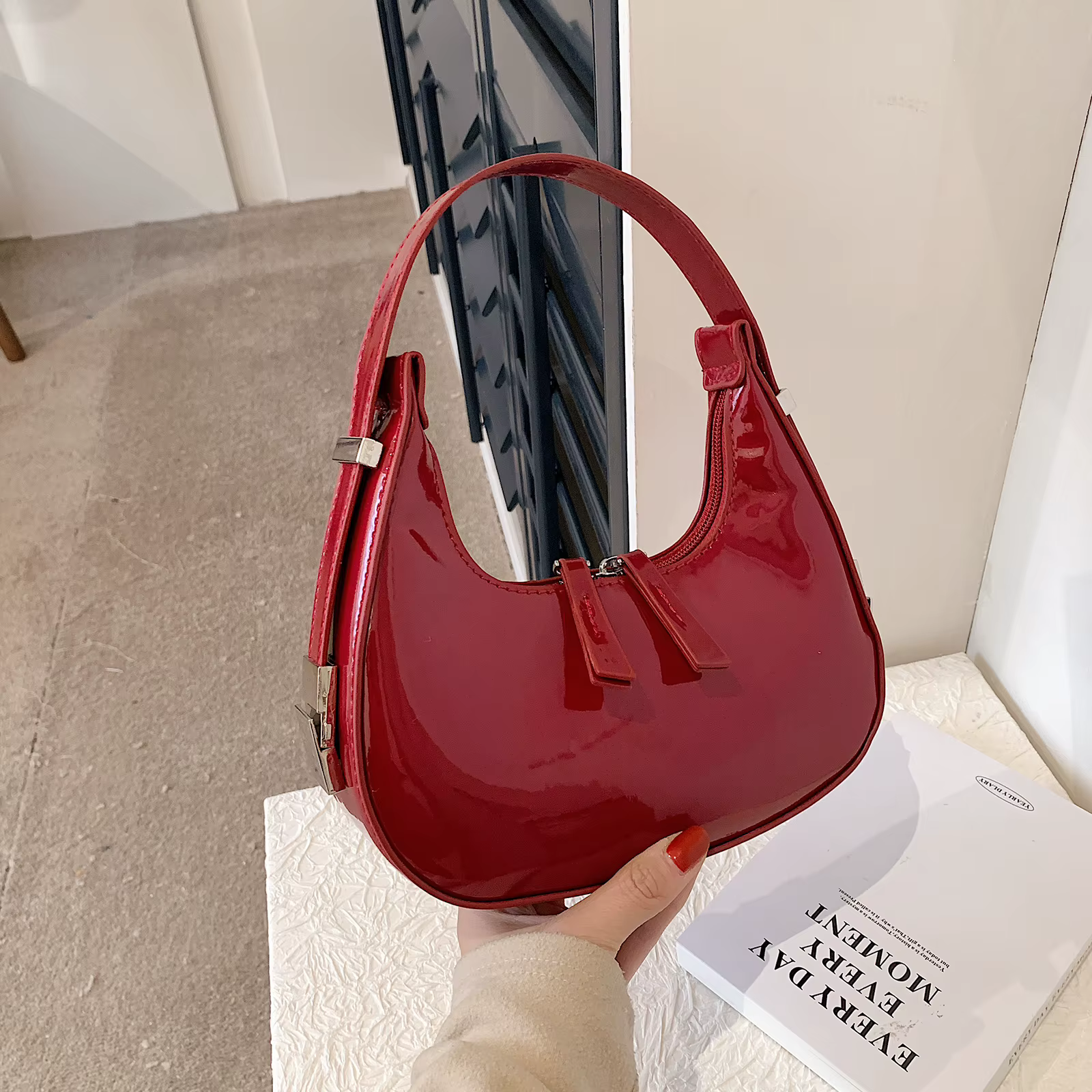Sac à main demi-lune vintage en cuir PU pour femmes et filles, petit sac initié, sac à main hobo, sacs à main sous les ati elles pour dames, fourre-tout de luxe rétro rouge