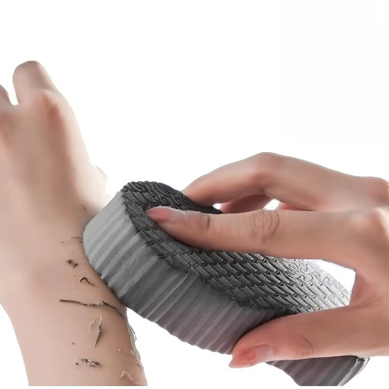 La boule de bain exfoliante ultra-douce est un nettoyant corporel réutilisable conçu pour un nettoyage en profondeur et l'élimination des peaux mortes.