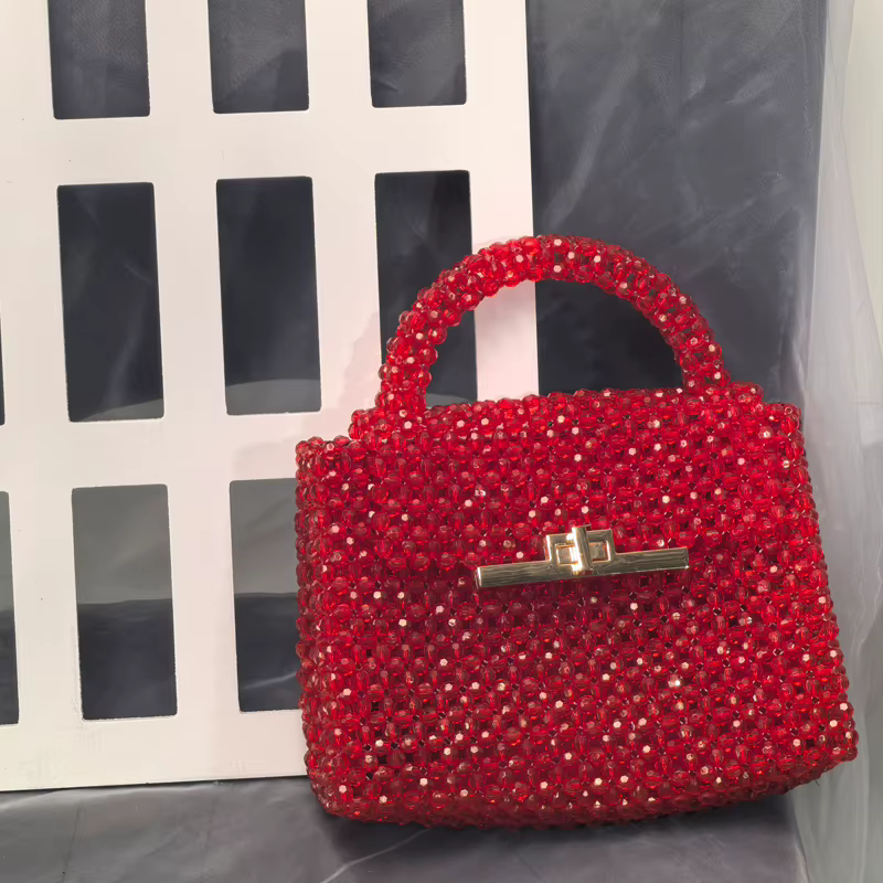 Un superbe sac à main en perles rouges avec un fermoir métallique chic qui évacue l'élégance et des sacs à main de luxe de déclaration avant-gardiste vintage