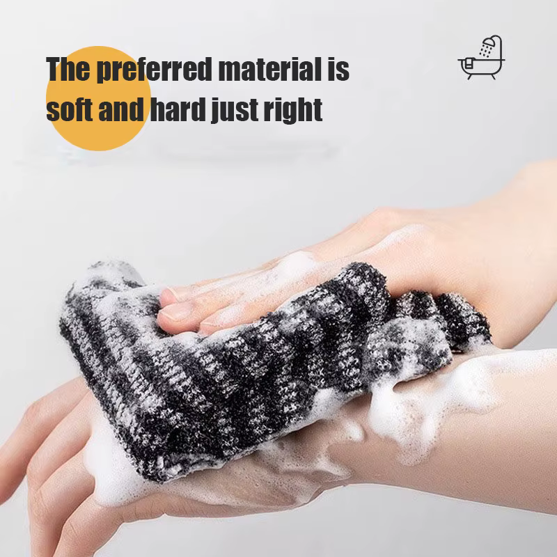 Serviette à friction pour prendre une douche
