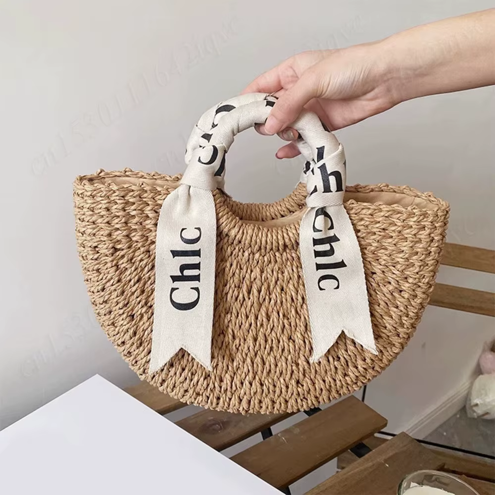 Sac fourre-tout demi-lune en rotin tressé pour femme, sac de plage en paille tissé à la main avec ruban à lettres, sac à bandoulière bohème avec doublure intérieure