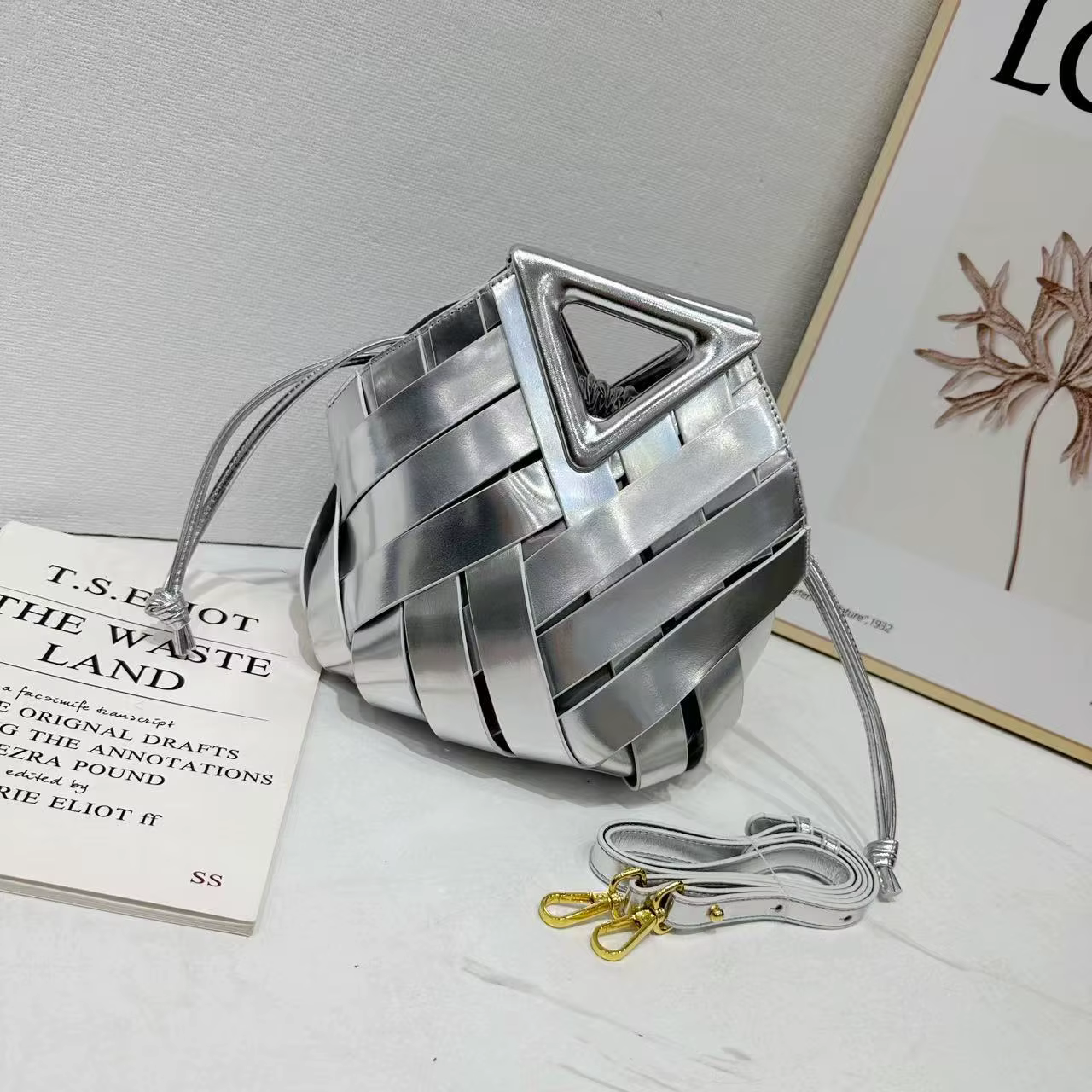 Sac à main artisanal ajouré pour femme, sac seau triangulaire tissé à la main, élégant et polyvalent pour un usage quotidien
